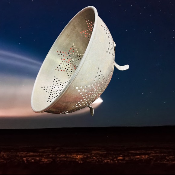 A Vintage colander with 6-sided star Pattern - Picture 7 of 8